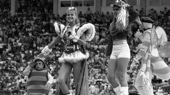 Xuxa em apresentação no Estádio do Pacaembu, em São Paulo, em 1987, acompanhada de Paquitas e dos ajudantes de palco Dengue e Praga - Reginaldo Manente / Estadão Conteúdo