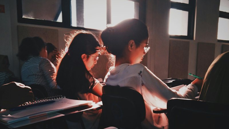 Pesquisa mostra que maioria dos indivíduos da geração Z prefere aulas presenciais, porque dizem que aprendem mais - Unsplash