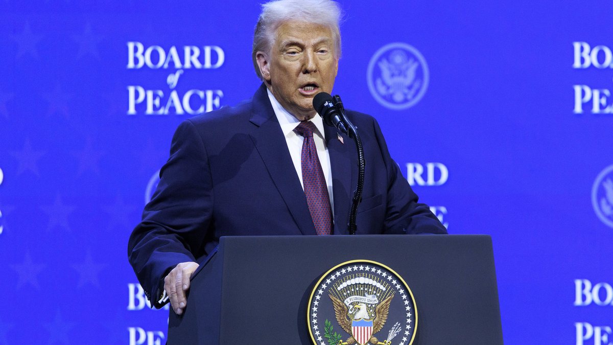 O presidente Donald Trump afirmou que haverá novidades sobre o acordo em torno da Groenlândia em "duas semanas" - World Economic Forum/Jason Alden