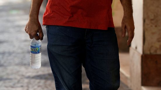 Desidratação, aumento da transpiração e hábitos inadequados favorecem a formação de cálculos renais e exigem cuidados extras com hidratação - Fernando Frazão/Agência Brasil