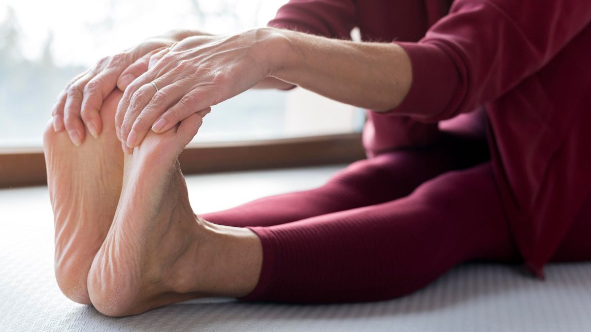 Fascite plantar é uma inflamação ou degeneração de uma faixa resistente chamada fáscia - Freepik