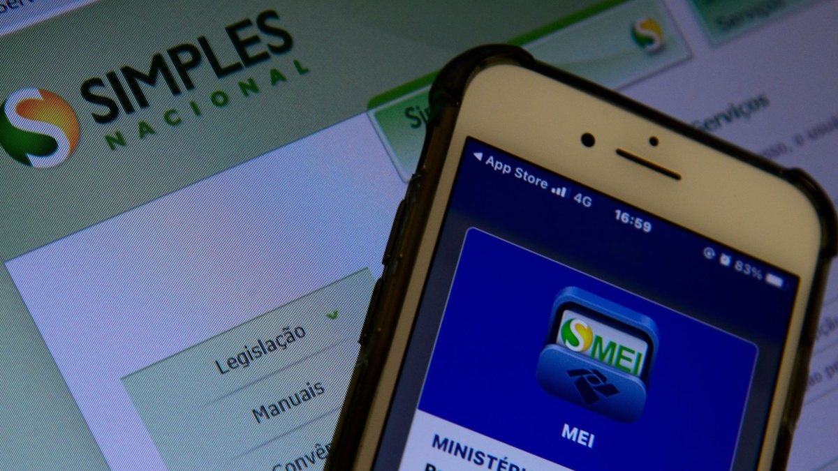 Empreendedores que desejam aderir ou retornar ao Simples Nacional tem até sábado (31) para fazer o pedido - Marcello Casal Jr/Agência Brasil