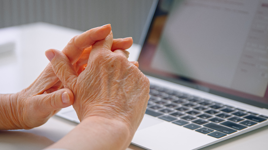 Doença pode comprometer diretamente o uso de dispositivos eletrônicos - Envato