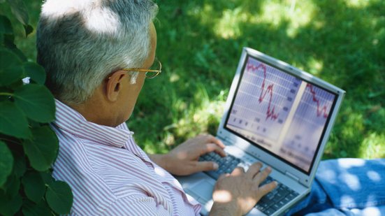 Ao todo a B3 reúne quase 5,5 milhões de investidores em renda variável e um estoque de R$ 635 bilhões - Envato