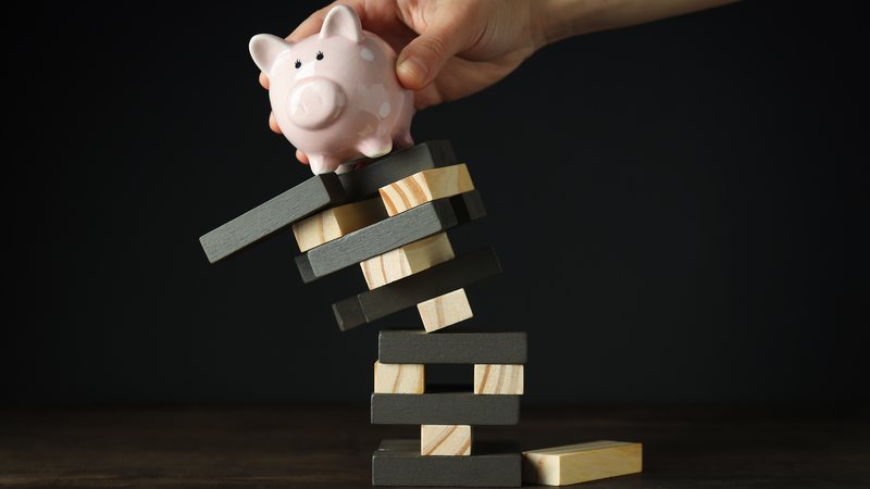 Quebra de uma instituição financeira costuma gerar pânico, mas o impacto real depende de onde o seu dinhero está - Envato