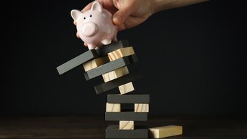 Quebra de uma instituição financeira costuma gerar pânico, mas o impacto real depende de onde o seu dinhero está - Envato