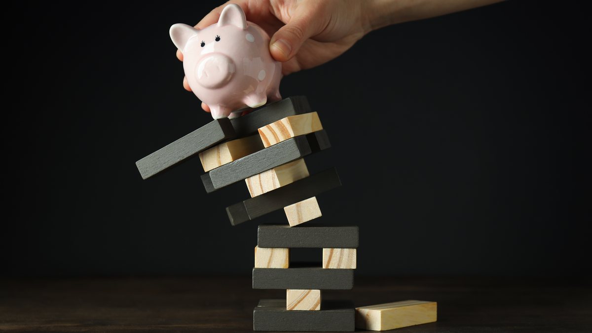 Quebra de uma instituição financeira costuma gerar pânico, mas o impacto real depende de onde o seu dinhero está - Envato