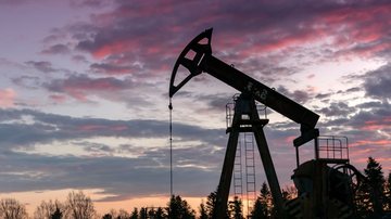 Bomba de extração de petróleo em terra: Venezuela possui grandes reservas, mas extrai pouco o que atrai interesse de petroleitas - Envato