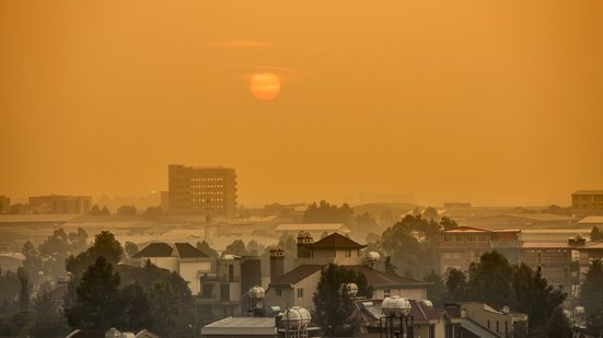 Autores da pesquisa alertam que, sem medidas de adaptação, o calor tende a reduzir a jornada ativa de trabalho - Envato