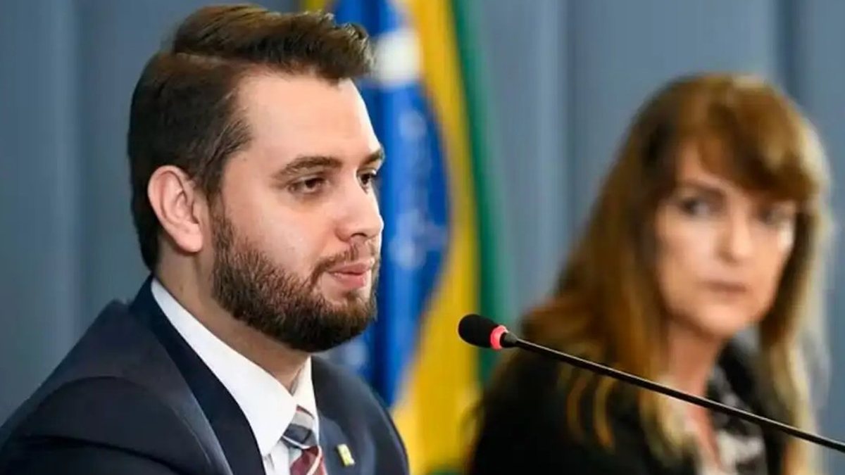 Ex-asssseor de Bolsonaro condenado a 21 anos de prisão,  estava em prisão domiciliar desde dezembro, proibido de usar redes sociais - Arthur Max/MRE