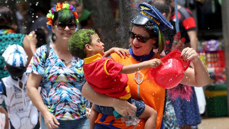 Mãe e filho aproveitam o Carnaval com segurança e alegria - Wilson Dias/Agência Brasil