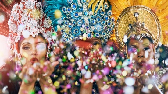 Para quem quer curtir as escolas de samba no site: ligasp.com.br é possível ver o horário dos ensaios e dos desfiles - Envato