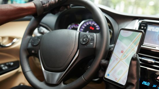 Em benefício da sua saúde financeira vale reconsiderar outras opções de locomoção, como carona e o transporte público - Envato