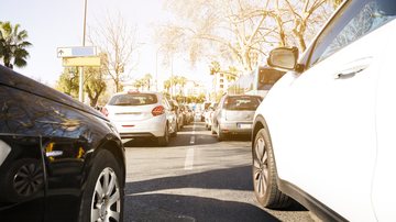 O IPVA é um imposto estadual cobrado anualmente de quem possui carro, moto, caminhão ou outro veículo automotor - Foto: Freepik