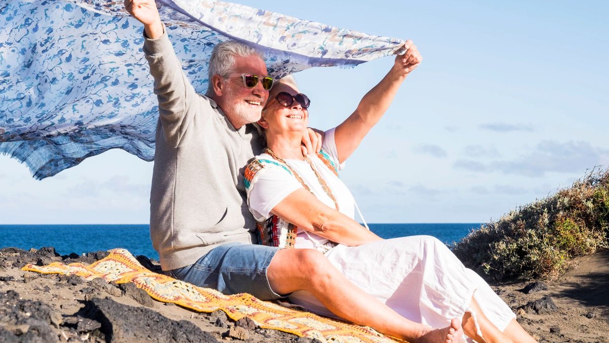 O público 50+ busca destinos de serra ou praia e a principal diferença desse público é que eles tendem a ficar mais tempo (10 a 15 dias) - Envato