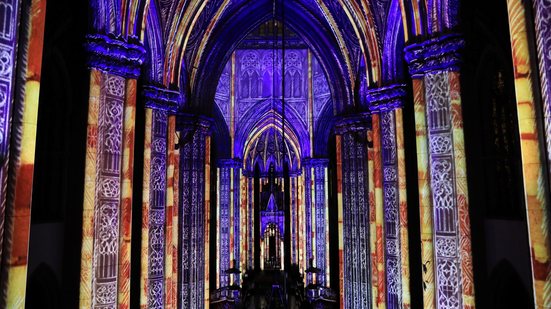 A atração propõe uma experiência sensorial que combina projeções de luz tridimensionais, orquestra e coro ao vivo, - Foto: @renatofotojornalismo