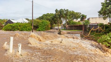 Tempestades foram a causa mais comum das interrupções escolares no mundo em 2025, diz Unicef - Envato