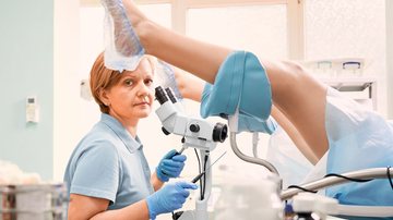 Realizado em consultórios e serviços especializados, o exame passa a ter papel central na investigação de alterações detectadas pelo teste molecular de DNA-HPV - Foto: Envato Elements