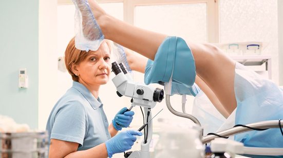 Realizado em consultórios e serviços especializados, o exame passa a ter papel central na investigação de alterações detectadas pelo teste molecular de DNA-HPV - Foto: Envato Elements