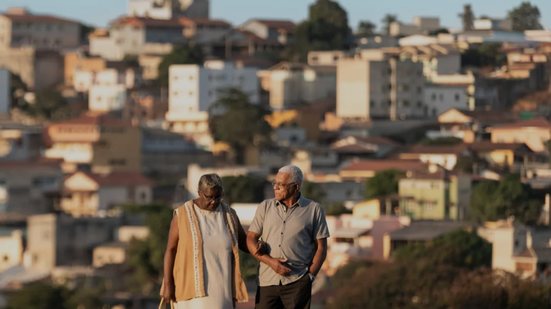 O filme transita entre o drama íntimo, a comédia de costumes e elementos inesperados da ficção científica, mantendo o olhar sensível para o cotidiano - Divulgação