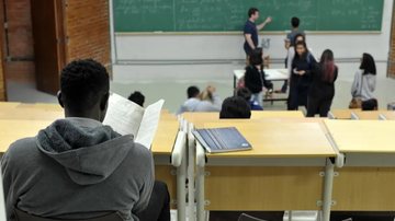 Pé-de-Meia paga R$ 700 por mês a estudantes de licenciatura e deposita outros R$ 350 em uma poupança que pode ser resgatada - AdobeStock