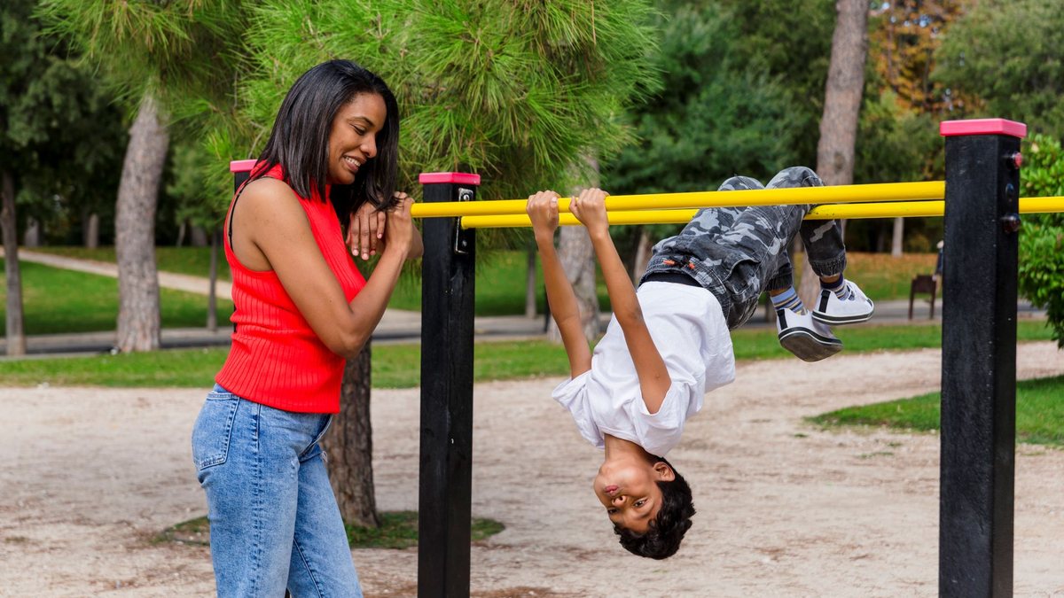 O brincar sem roteiro desenvolve criatividade, negociação, cooperação, autonomia e imaginação - Envato