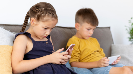 A lei reconhece que as famílias não estão dando conta sozinhas - Freepik