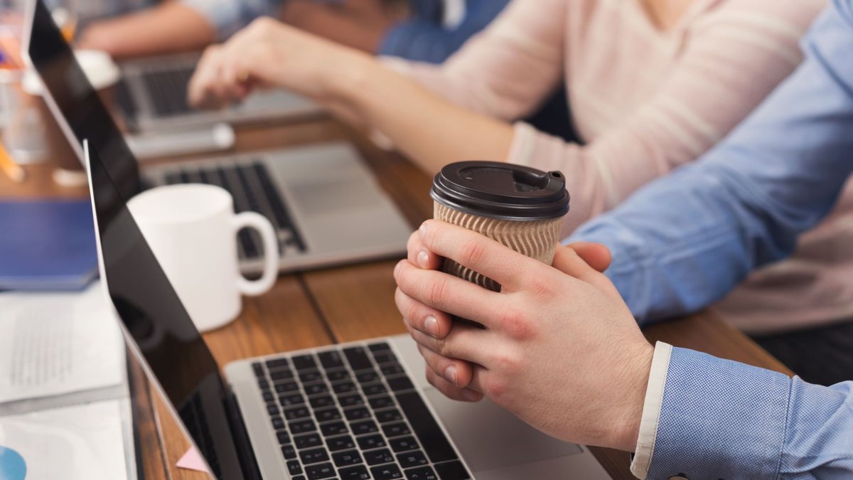 Enquanto 77% dos líderes de alto escalão afirmem que a cultura é 'muito importante', apenas 37% dos funcionários de nível inicial compartilham dessa opinião - Envato