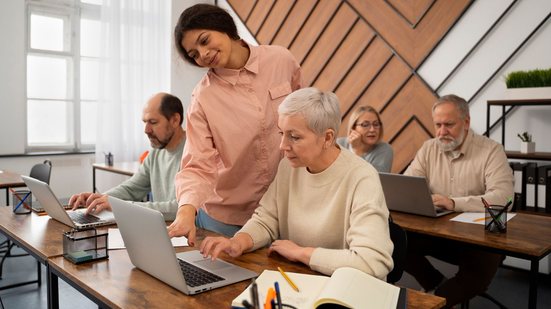 Vagas estão voltada a adultos de 25 a 59 anos que buscam recolocação ou mudança de carreira - Freepik