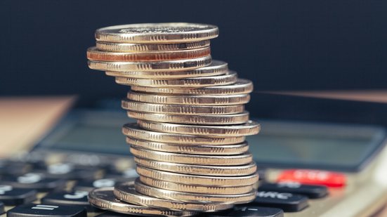 Entre as punições previstas na lei está o bloqueio do CNPJ e a proibição de participação em licitações - Envato