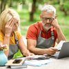 Ativos no mercado de trabalho, muitos aposentados ainda representam uma base financeira para a família - Envato