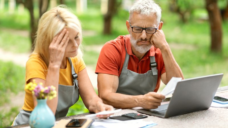Ativos no mercado de trabalho, muitos aposentados ainda representam uma base financeira para a família - Envato