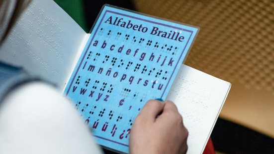 O braille continua sendo indispensável mesmo em um mundo cada vez mais digital - Envato