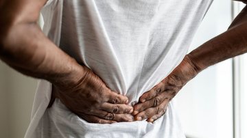 Em um contexto marcado por longos períodos sentados, pouca atividade física e aumento da obesidade, especialistas alertam que as causas do problema vão muito além de esforço excessivo - Freepik