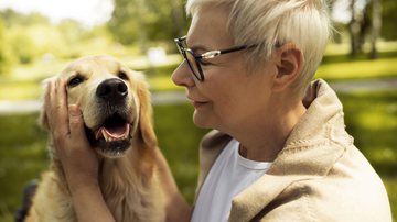 O contato com os animais poderá ajudar na comunicação, na socialização e na melhora do estado físico e emocional. - Foto: Freepik