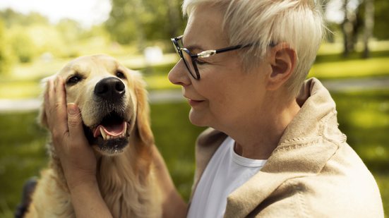 O contato com os animais poderá ajudar na comunicação, na socialização e na melhora do estado físico e emocional. - Foto: Freepik
