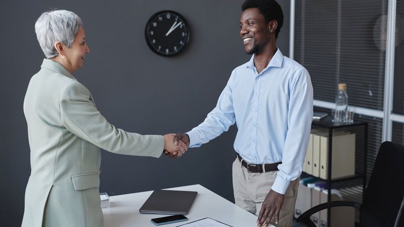 Para especialistas,  há vantagem competitiva para quem busca uma oportunidade neste momento, pois a procura é menor - Envato