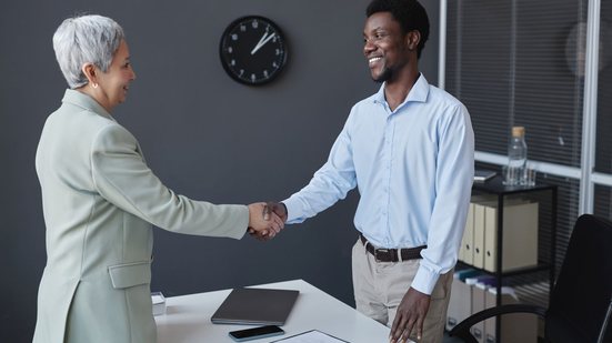 Para especialistas,  há vantagem competitiva para quem busca uma oportunidade neste momento, pois a procura é menor - Envato