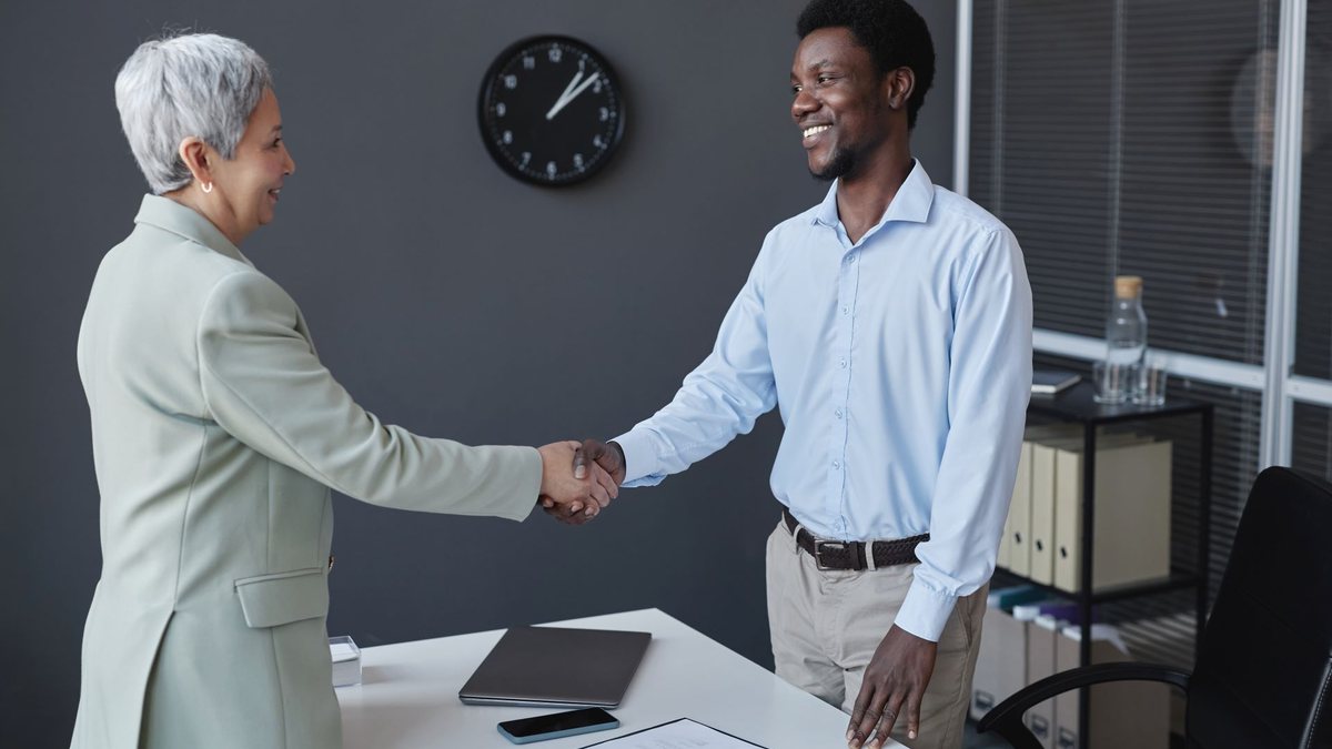 Para especialistas,  há vantagem competitiva para quem busca uma oportunidade neste momento, pois a procura é menor - Envato