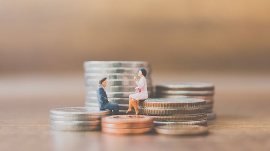 Sem considerar a média por faixa de renda, 32% declaram ganhar o dobro do que realmente ganham - Envato