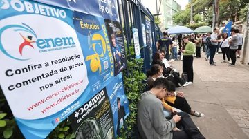 Estudantes no primeiro dia de provas do ENEM na UNIP Vergueiro, em São Paulo - Paulo Pinto/Agência Brasil