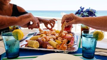 No calor intenso, a proliferação bacteriana em alimentos como maionese, queijos e frutos do mar é exponencial - Envato