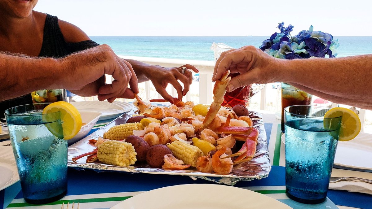 No calor intenso, a proliferação bacteriana em alimentos como maionese, queijos e frutos do mar é exponencial - Envato