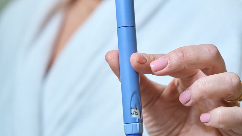 Os efeitos adversos mais comuns são gastrointestinais, como náuseas, vômitos, intestino preso ou intestino solto, incluindo diarreia - Envato