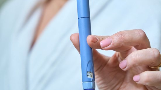 Os efeitos adversos mais comuns são gastrointestinais, como náuseas, vômitos, intestino preso ou intestino solto, incluindo diarreia - Envato