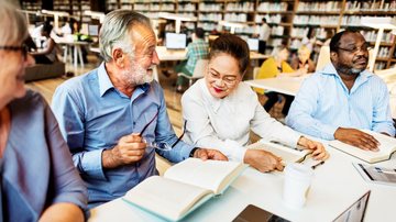 Especialistas explicam diferenças e vantagens de estudar uma nova língua na vida adulta e oferecem dicas para quem vai começar ou se aprofundar - Envato