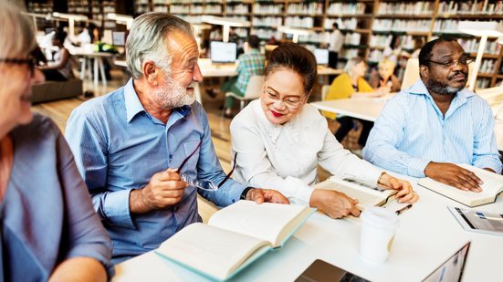 Especialistas explicam diferenças e vantagens de estudar uma nova língua na vida adulta e oferecem dicas para quem vai começar ou se aprofundar - Envato
