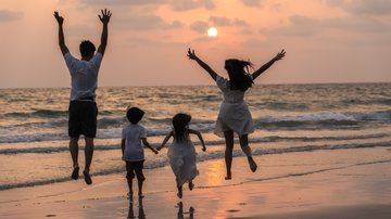 Verão altera os pontos de nascimento e pôr do Sol, que se afastam dos pontos cardeais leste e oeste, atingindo seus extremos nos solstícios - Foto: Freepik