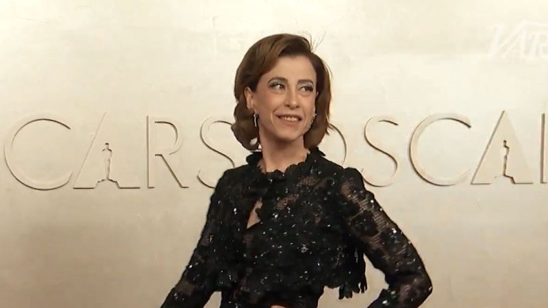 A atriz Fernanda Torres, que em 2025 foi premiada com o Globo de Outro, cumprimentou Wagner Moura, por repetir sua conquista, e Kleber Mendonça - Fotos Públicas