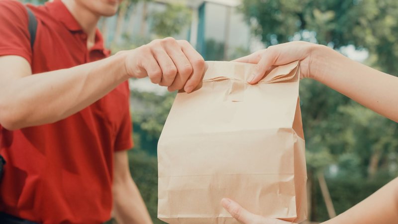 Padarias, docerias, supermercados e hortifrútis participam da iniciativa, revertendo excedentes em caixa - Envato